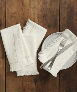 WHITE FRINGE NAPKIN SET