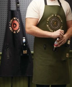 QUE & BREW APRON/OPENER